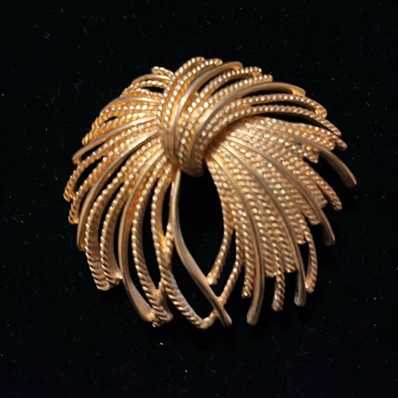 Gold Color Unique Design Brooch - Picture 11 of 16